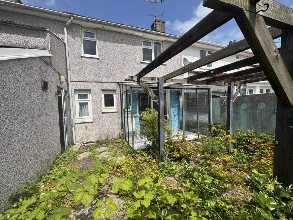 Lot: 103 - SEMI-DETACHED HOUSE FOR IMPROVEMENT - Rear of the property